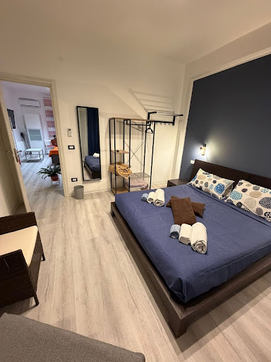 Letto matrimoniale della Camera Blu Navy con cuscini e pareti coordinate