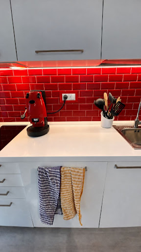 Cucina rossa Campari completa con credenze e piano cottura