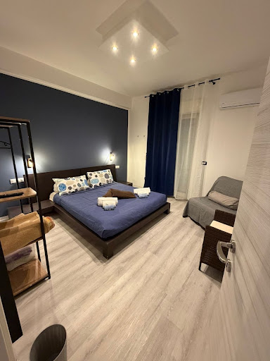 Camera da letto matrimoniale blu navy curata e rilassante